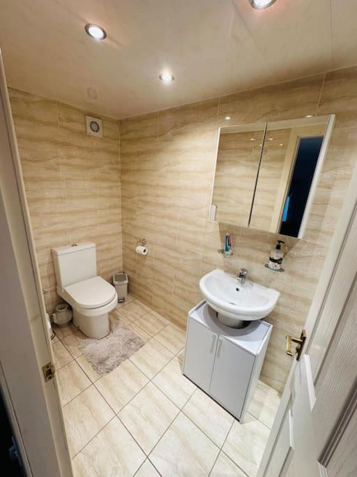 Entire Private 1 Bedroom - Guest In Apartment Glasgow