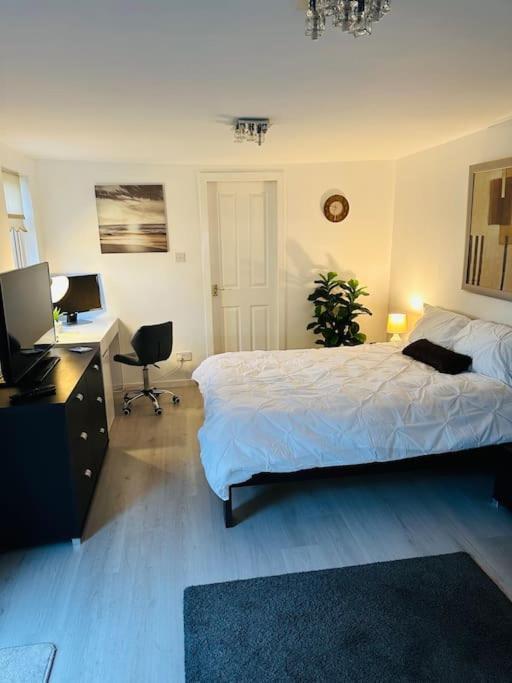 Entire Private 1 Bedroom - Guest In * Glasgow