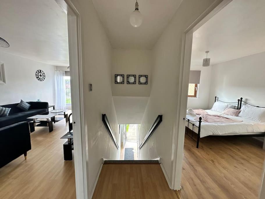 Apartment 2 Bed Entire Upper Flat In *