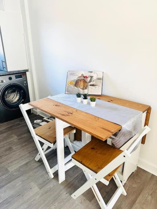 Apartment 2 Bed Entire Upper Flat In *