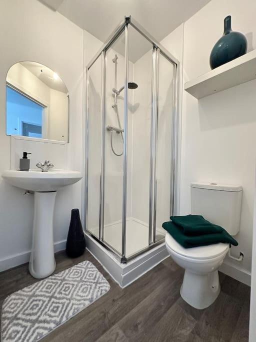 2 Bed Entire Upper Flat In Apartment