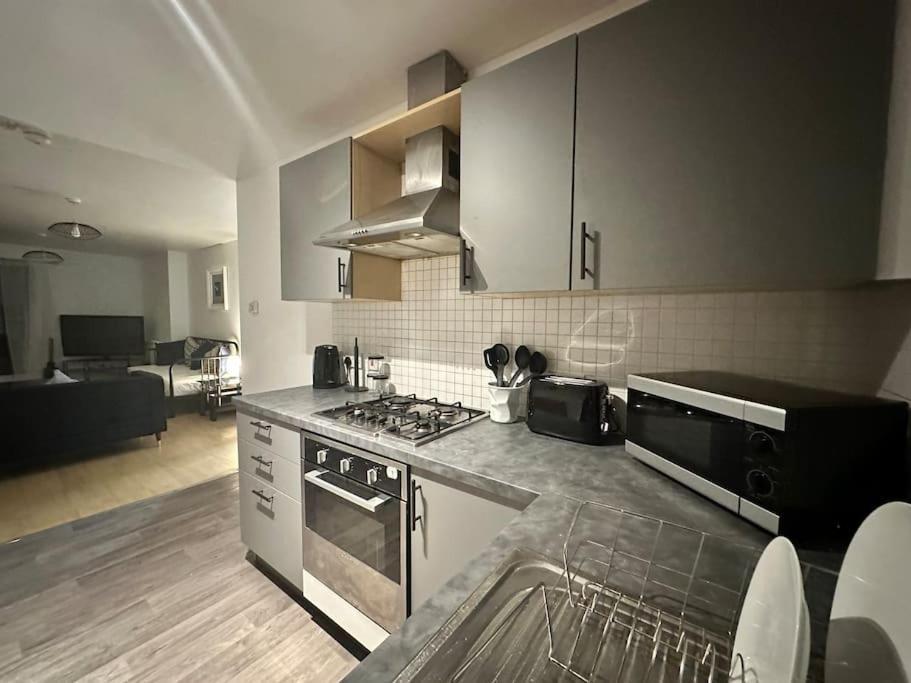 2 Bed Entire Upper Flat In * Glasgow