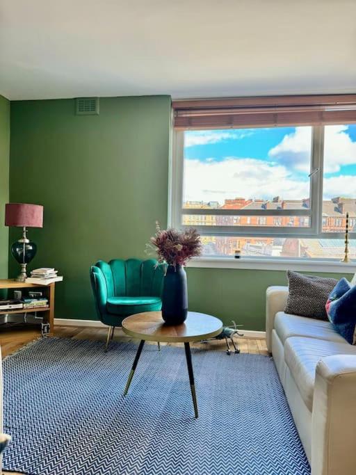 Two Bedroom Maisonette In The Heart Of The West End