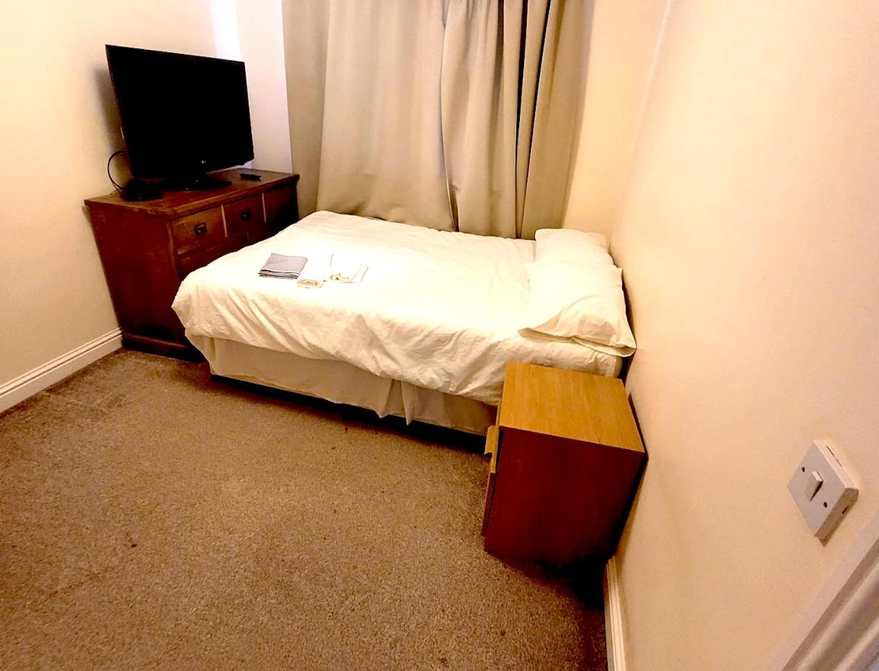 Villa - Entire House - Free Parking , Free Super Fast Wifi , Private Garden & Parking Security