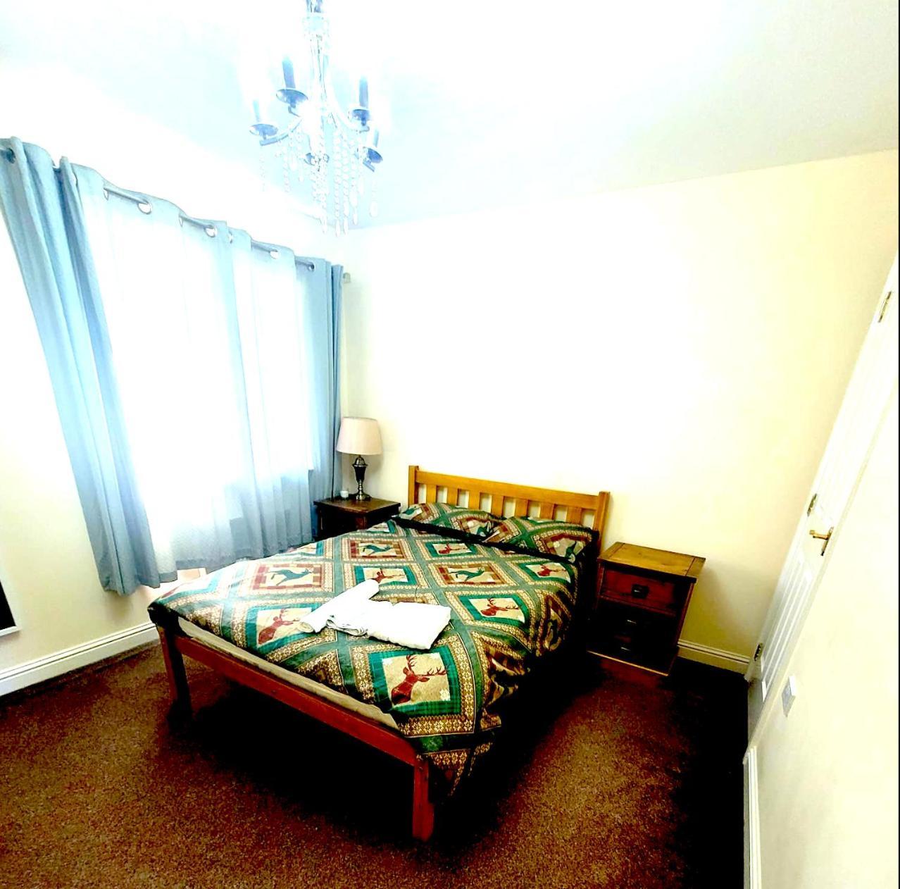- Entire House - Free Parking , Free Super Fast Wifi , Private Garden & Parking Security Villa Glasgow