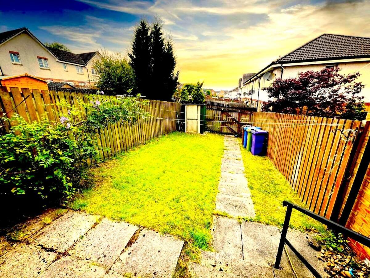 Villa - Entire House - Free Parking , Free Super Fast Wifi , Private Garden & Parking Security *