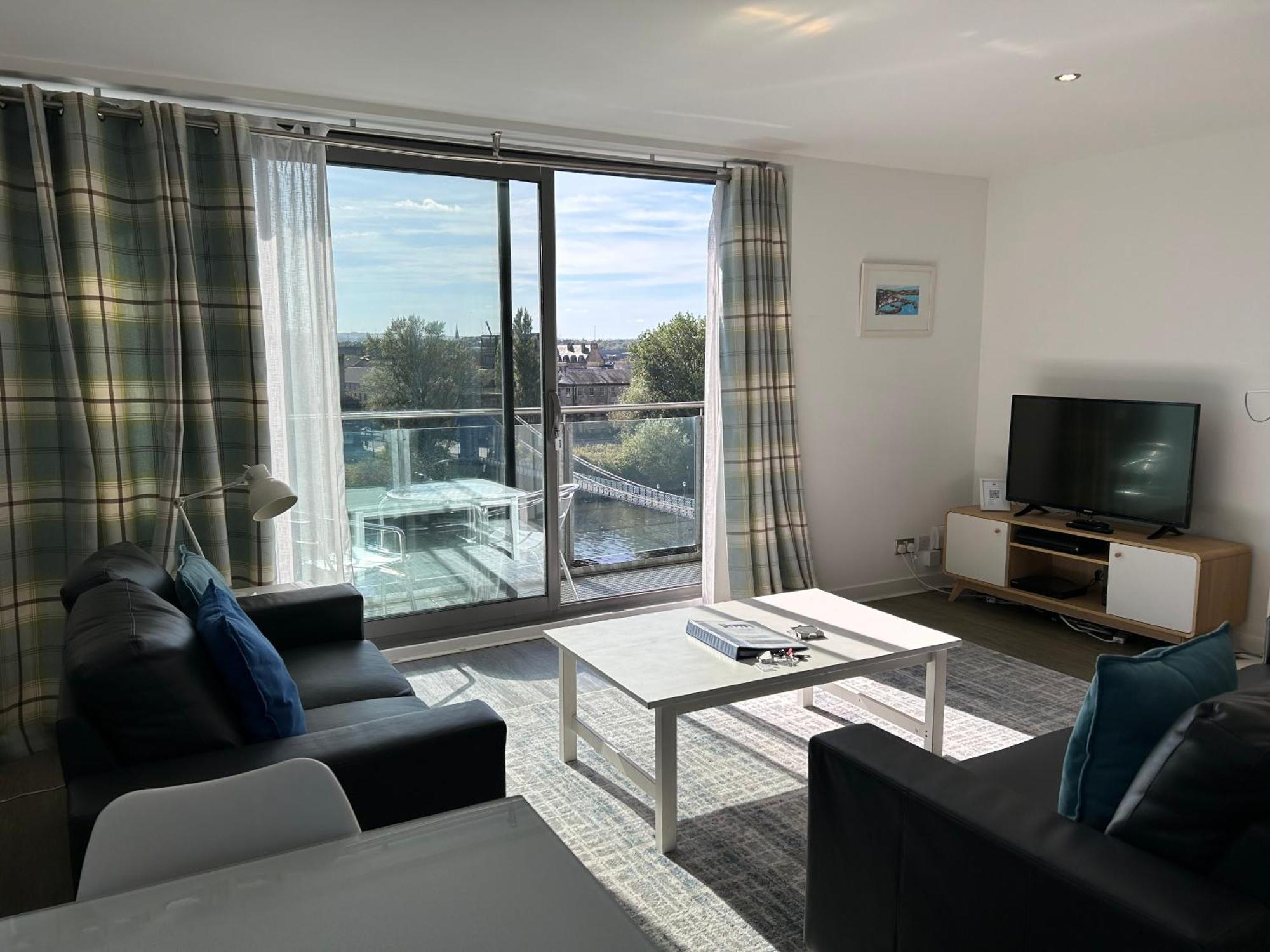 Principal - Clyde Waterfront Apartment *