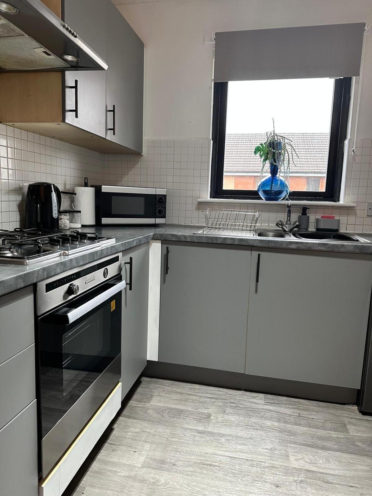 2 Bed Entire Upper Flat In Glasgow