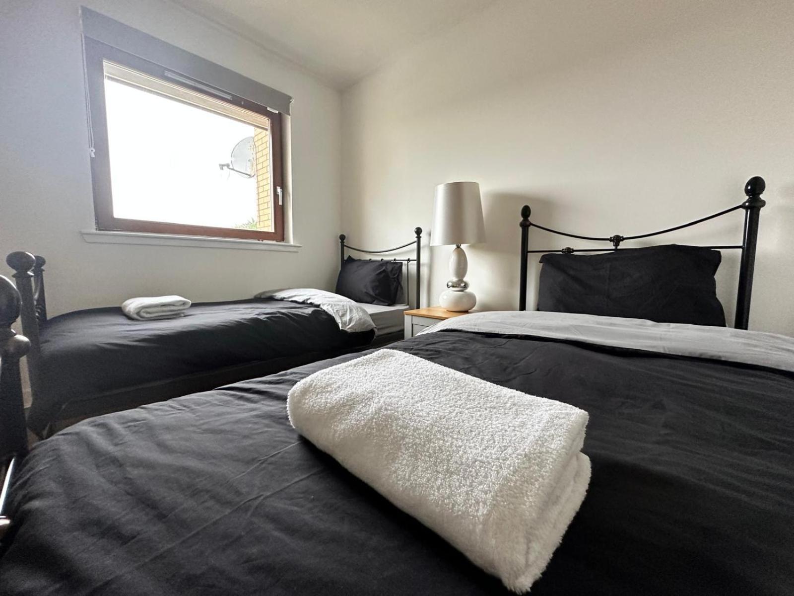 2 Bed Entire Upper Flat In Apartment *