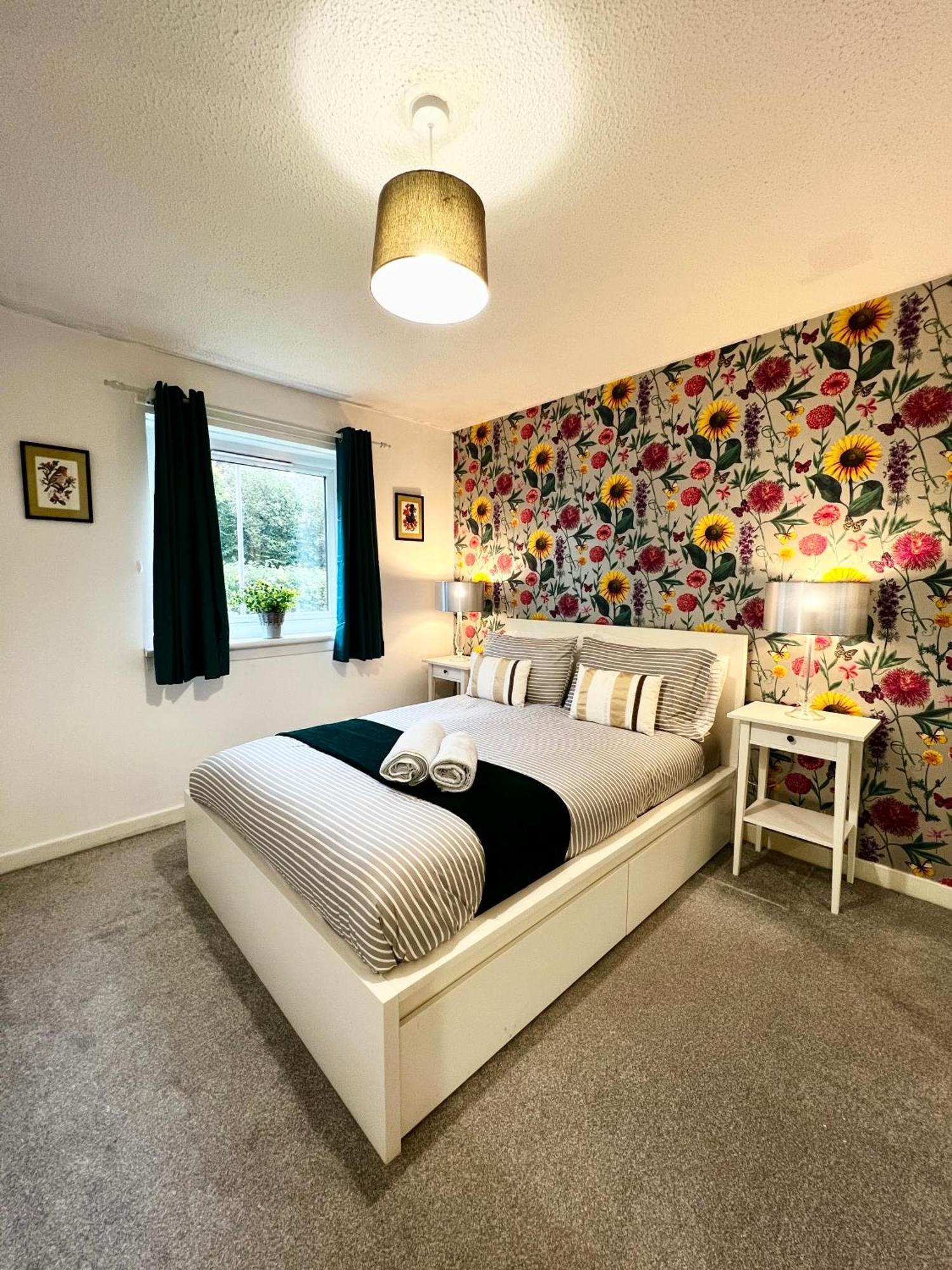 Ground Floor Flat With Free Parking & Wifi *