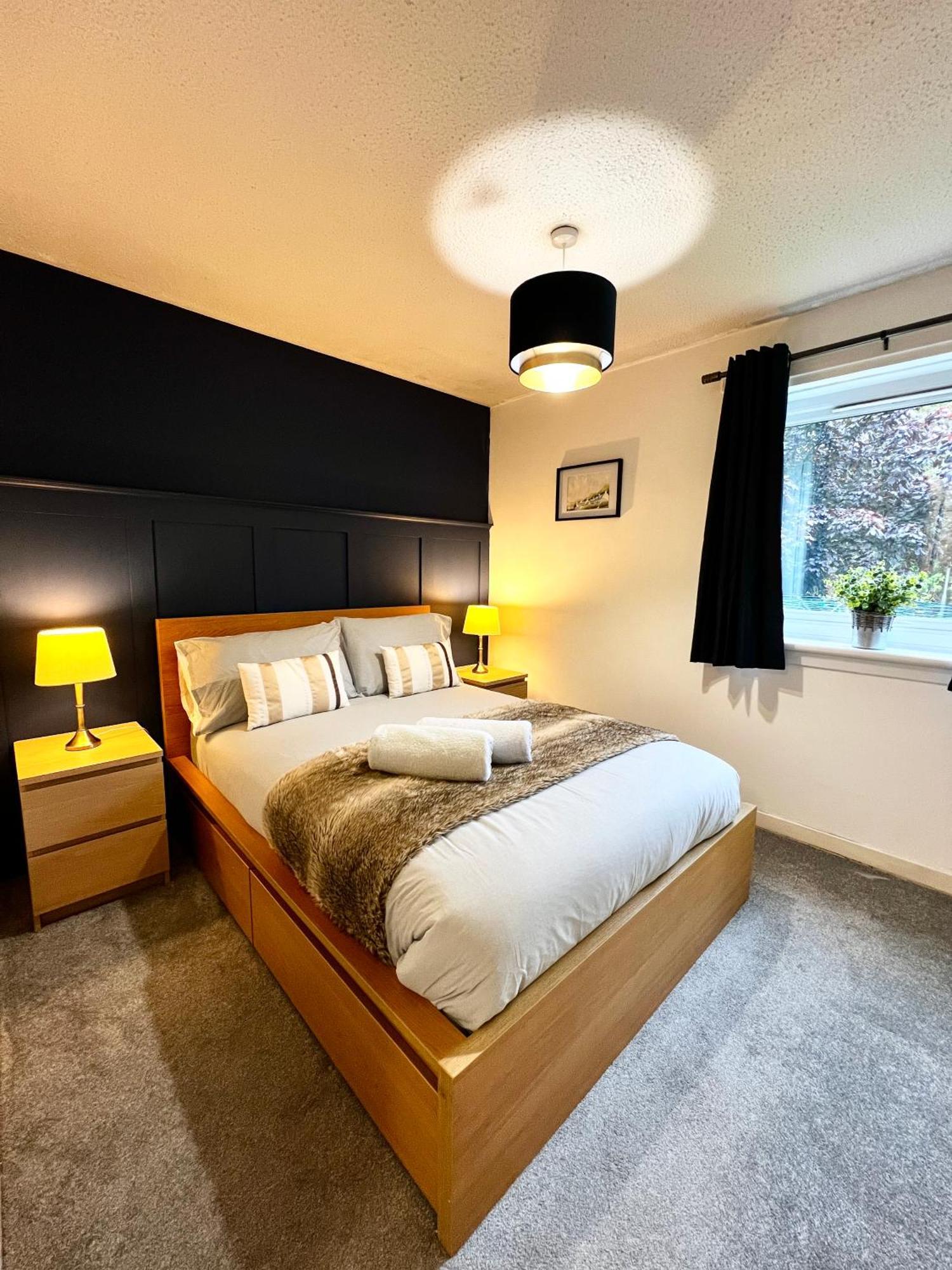Ground Floor Flat With Free Parking & Wifi *