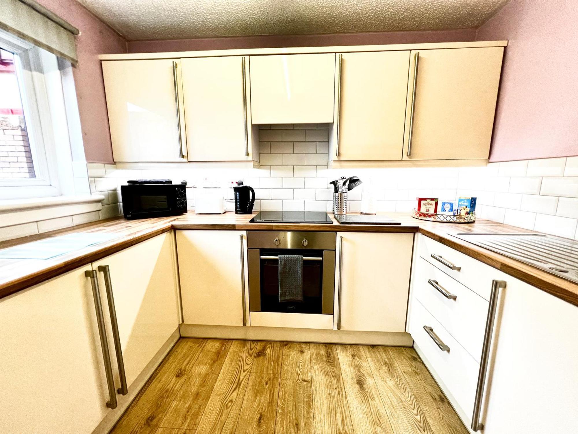 Ground Floor Flat With Free Parking & Wifi Apartment