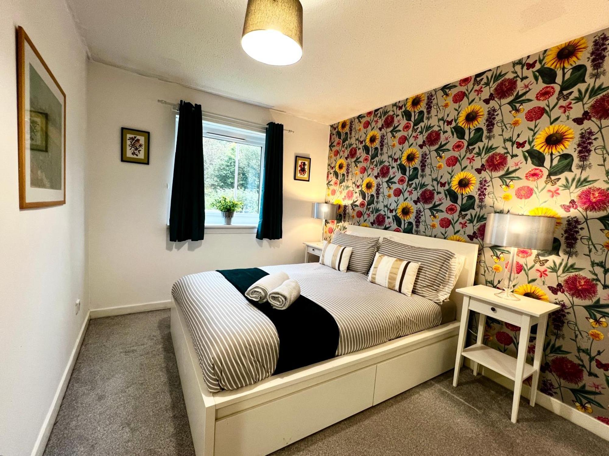 Ground Floor Flat With Free Parking & Wifi *