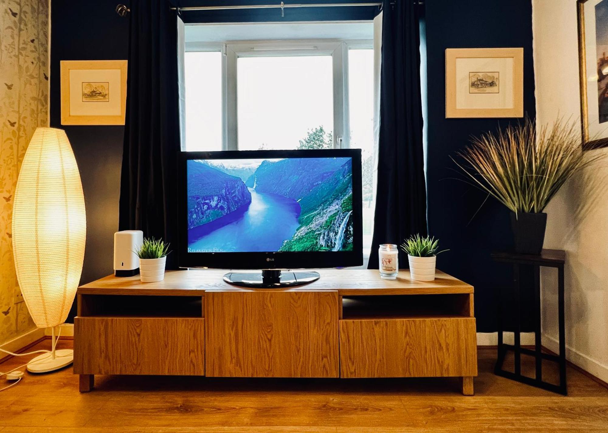 Ground Floor Flat With Free Parking & Wifi Apartment