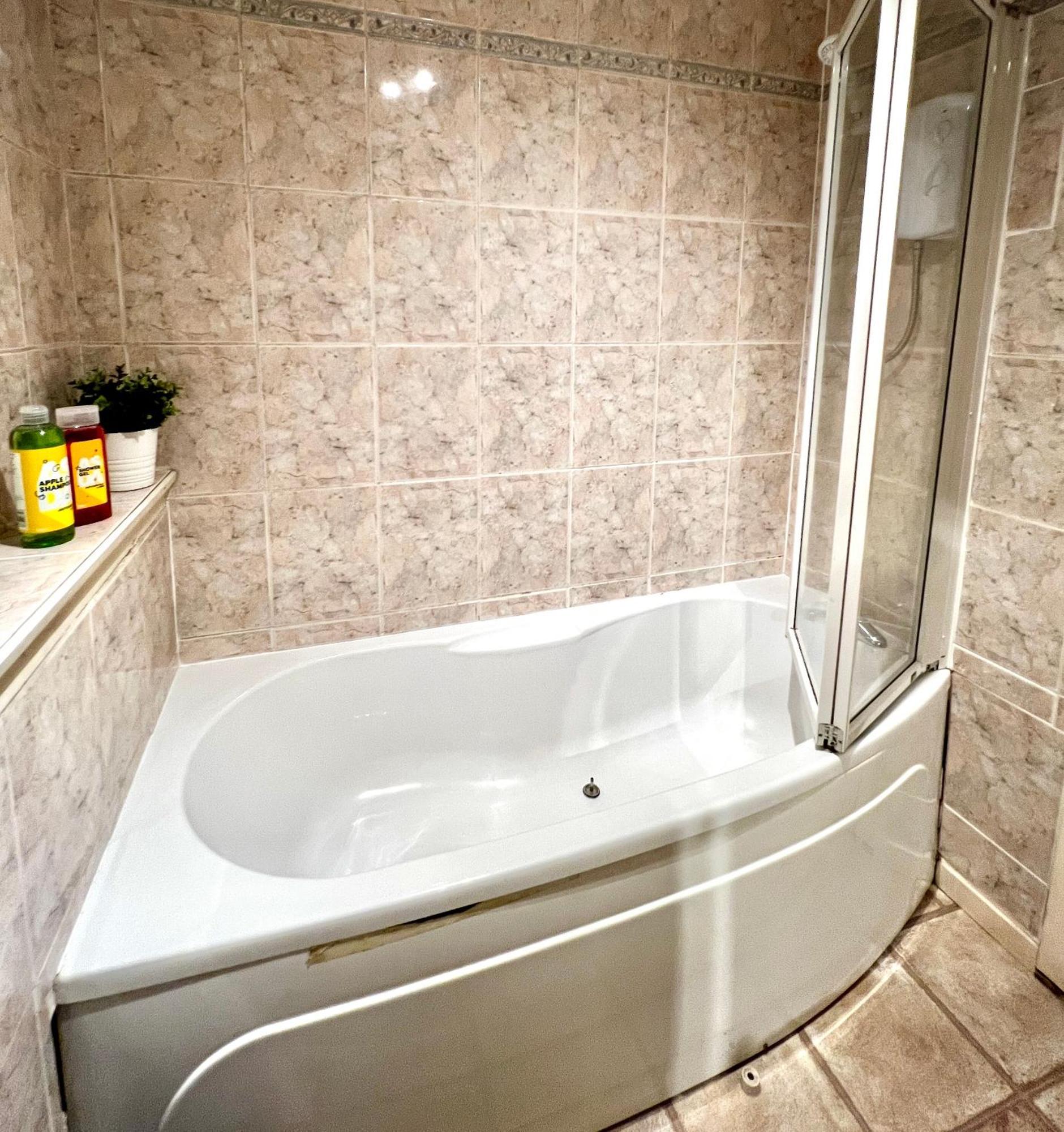 Apartment Ground Floor Flat With Free Parking & Wifi