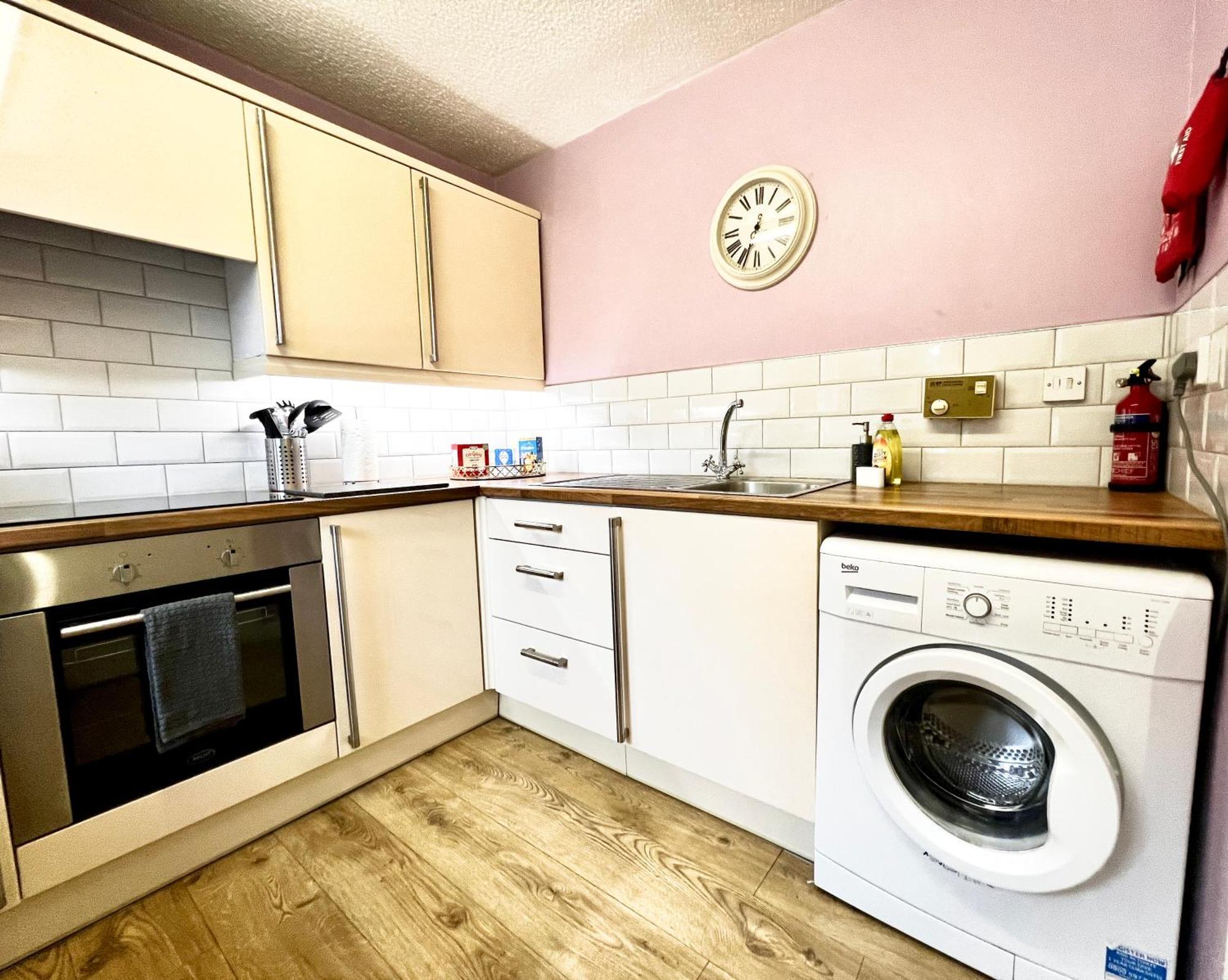 Ground Floor Flat With Free Parking & Wifi *