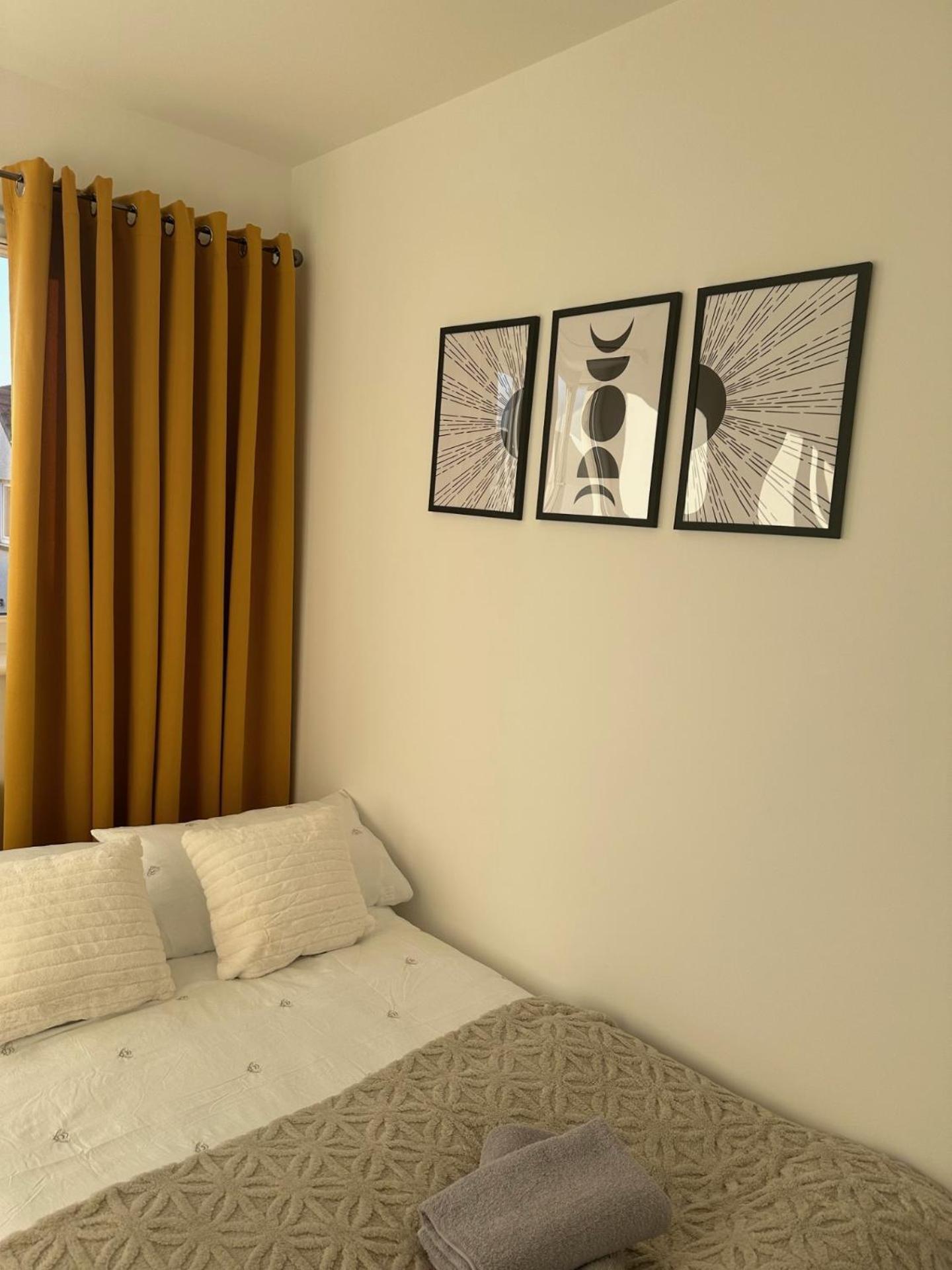 Black Daisy Apartment *