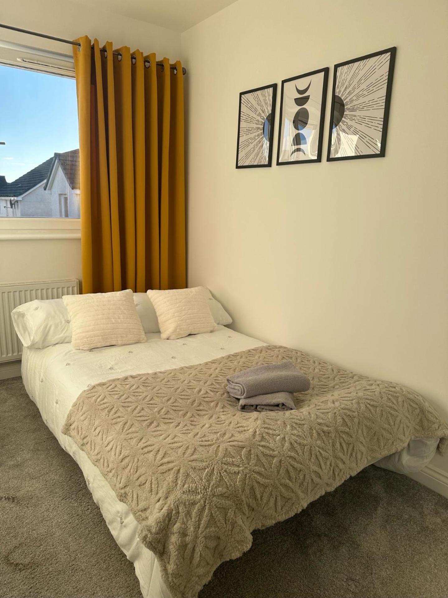 Black Daisy Apartment *