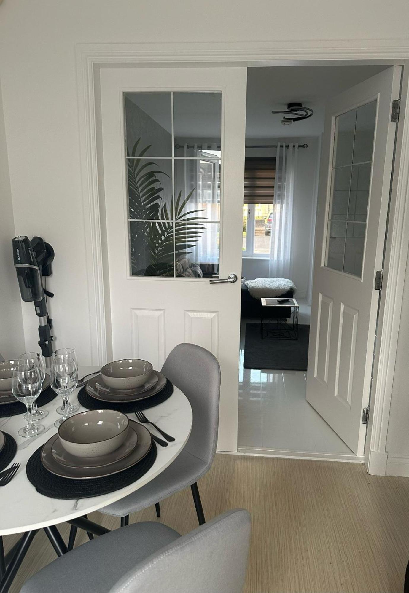Black Daisy Apartment *