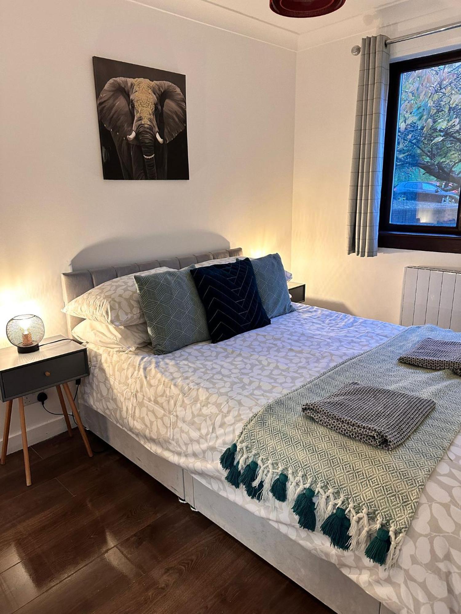 Brightcentral With Parking Apartment *