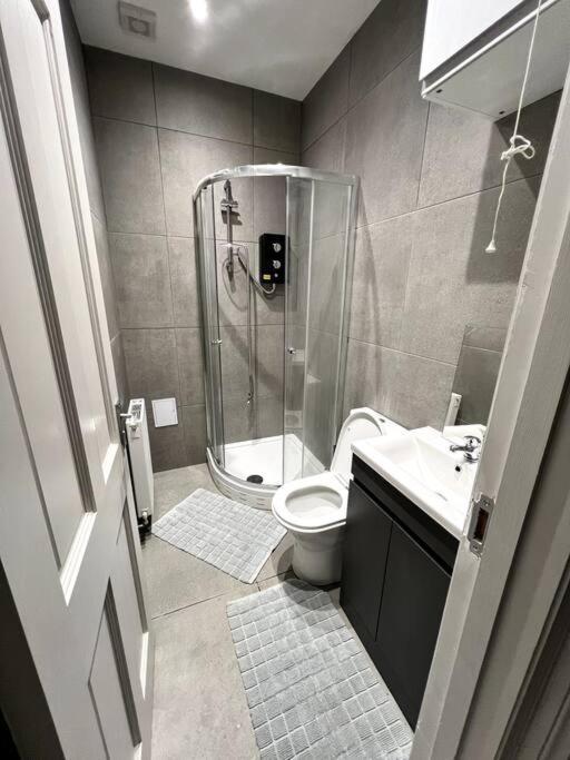 Queens Park Area, Beautiful Vibrant Ground Floor Lovely Apartment *