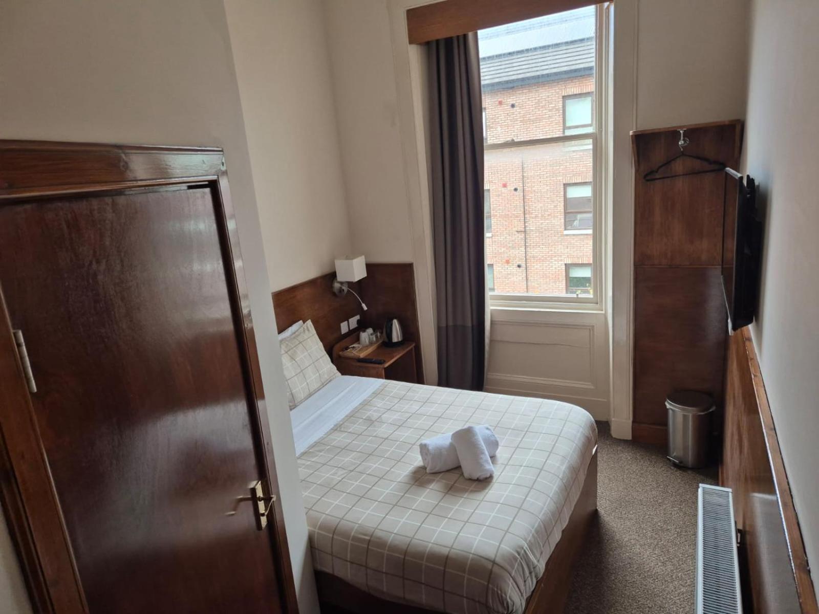 Douglas Hotel 3*