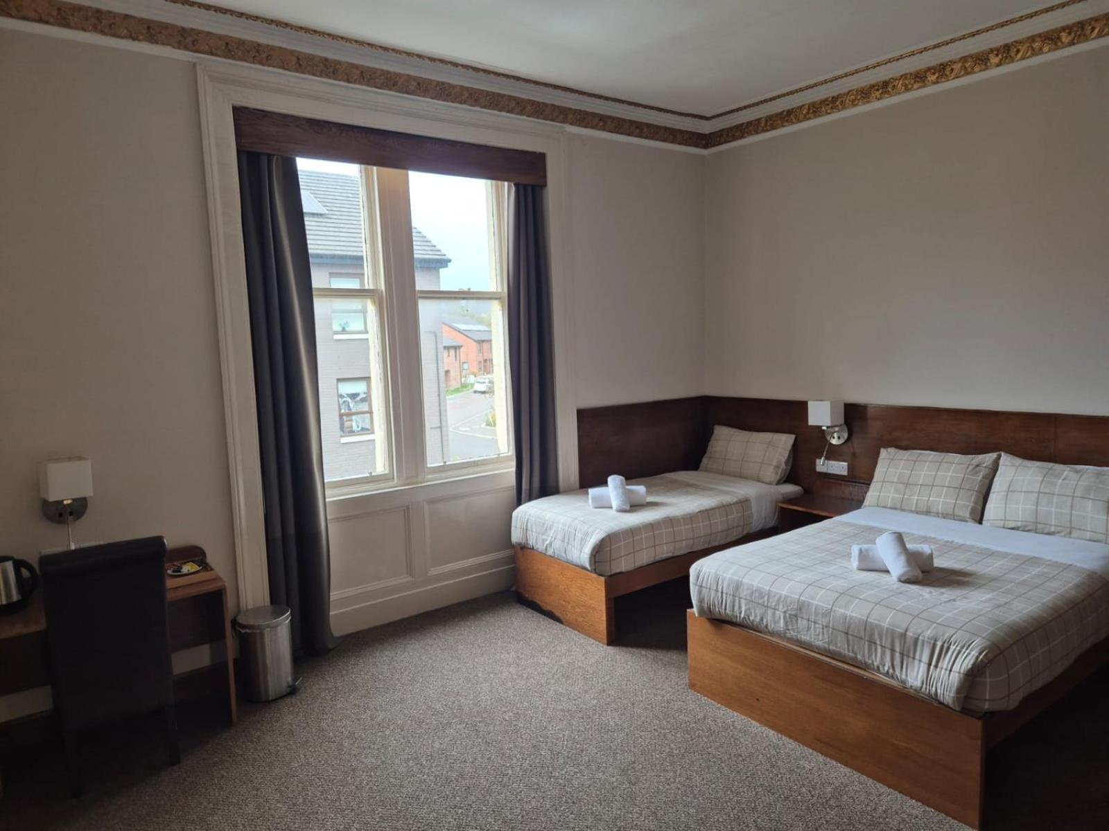 Douglas Hotel 3*