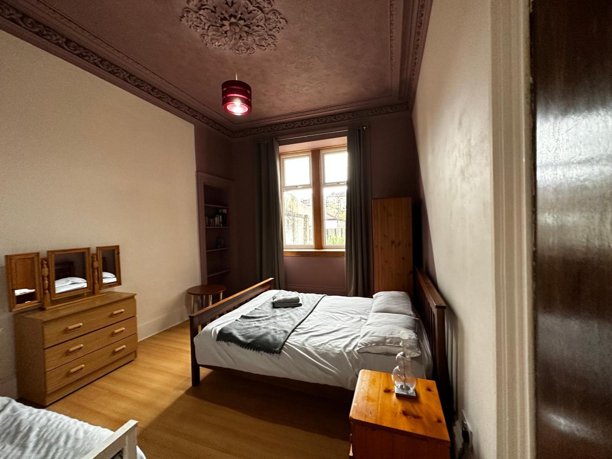 Traditional 5 Bedroom House Free Parking Westend Holiday home *