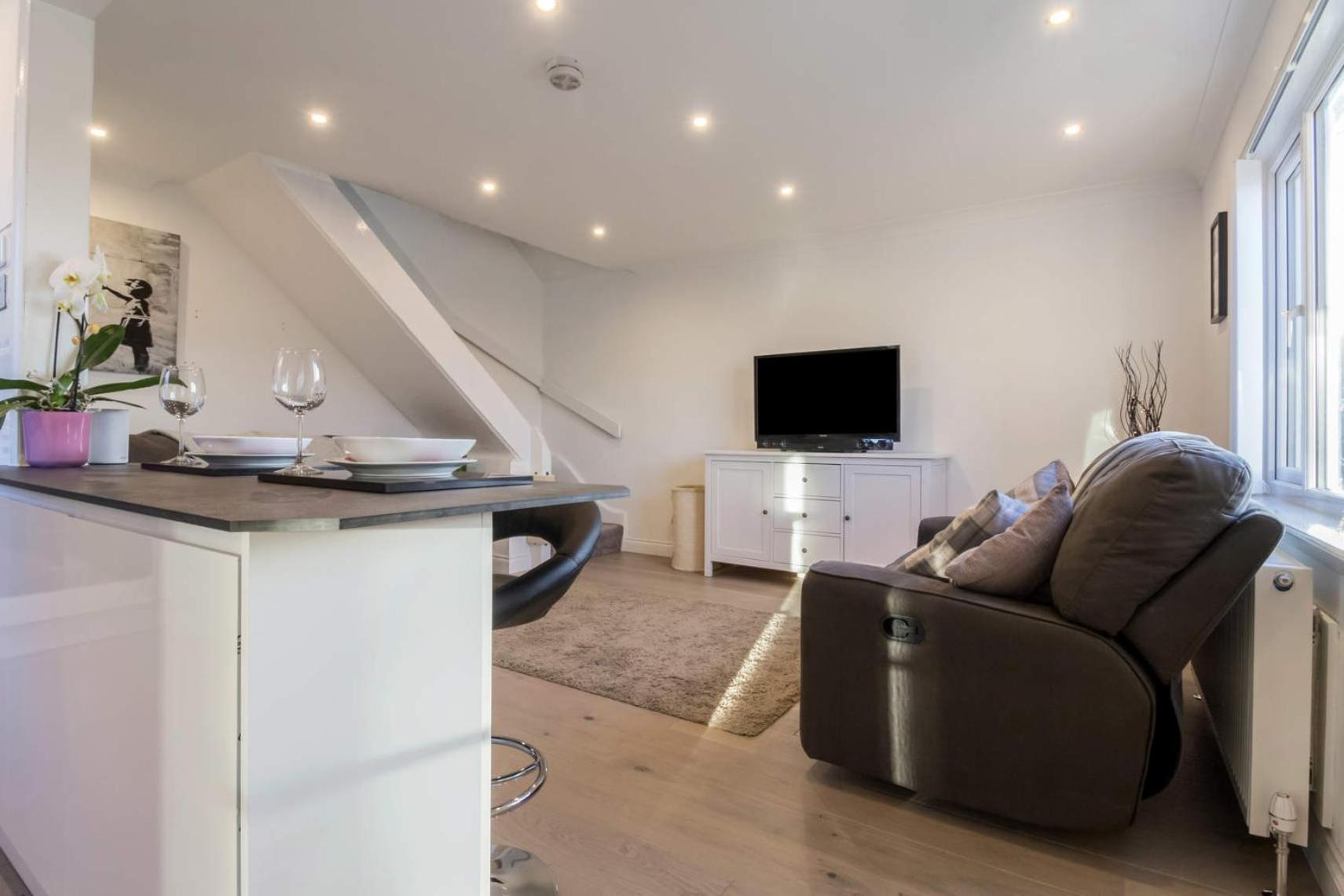 Bonnie Home, Queens Park, Centre And Hampden Stadium Nearby * Glasgow