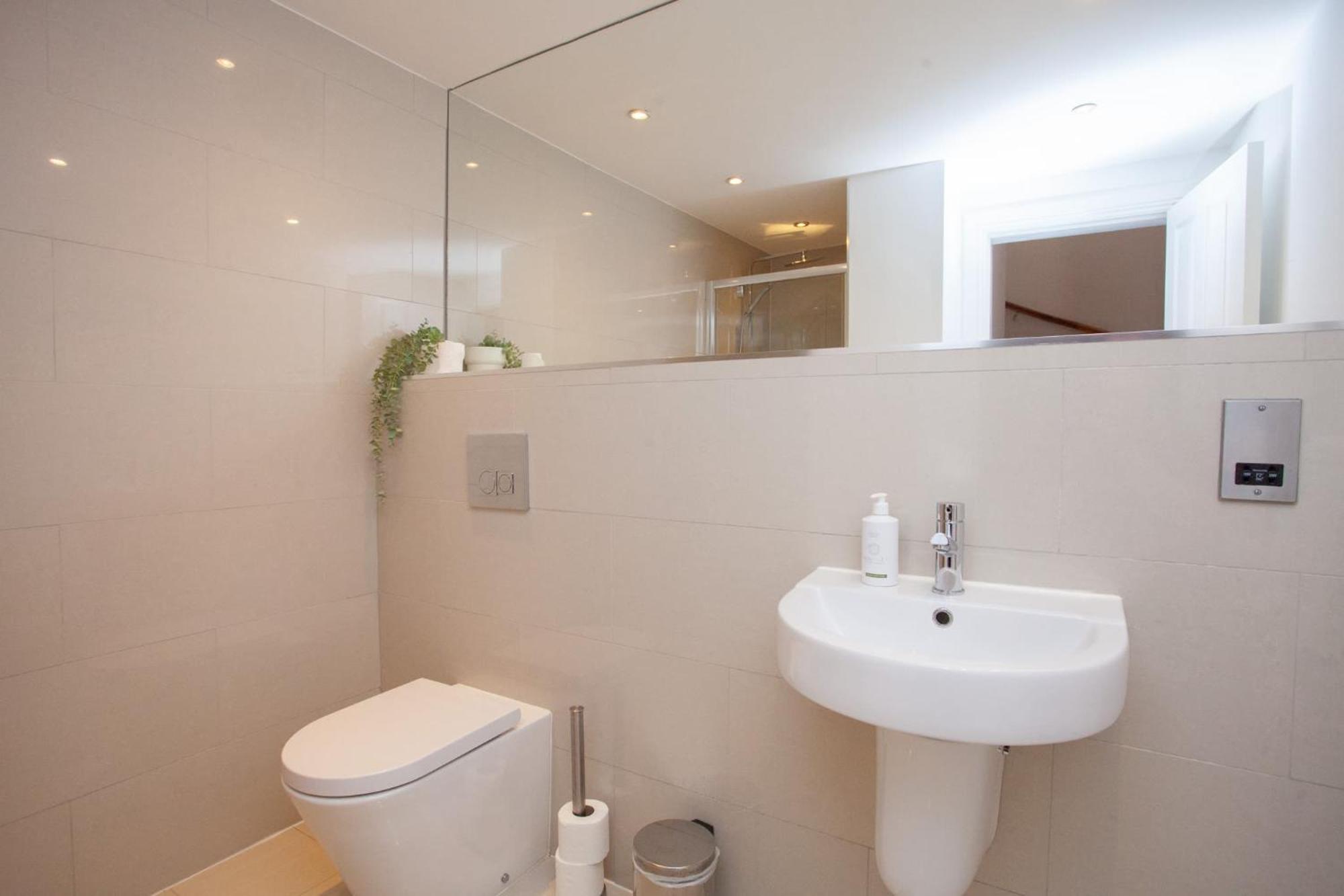 Charming Sandstone-basement In West End Holiday home *