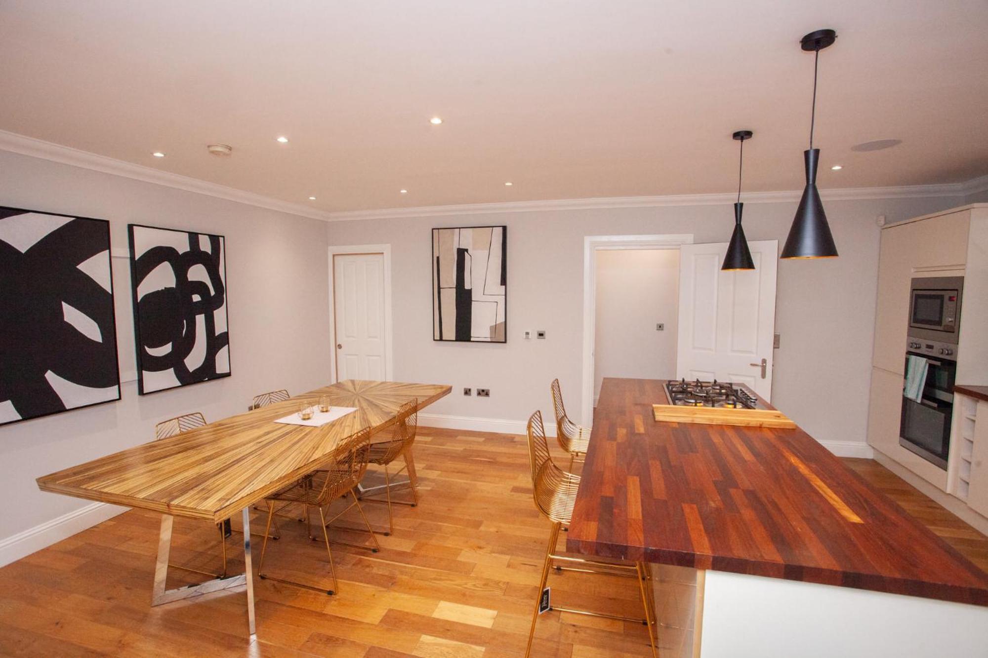 Charming Sandstone-basement In West End Holiday home *
