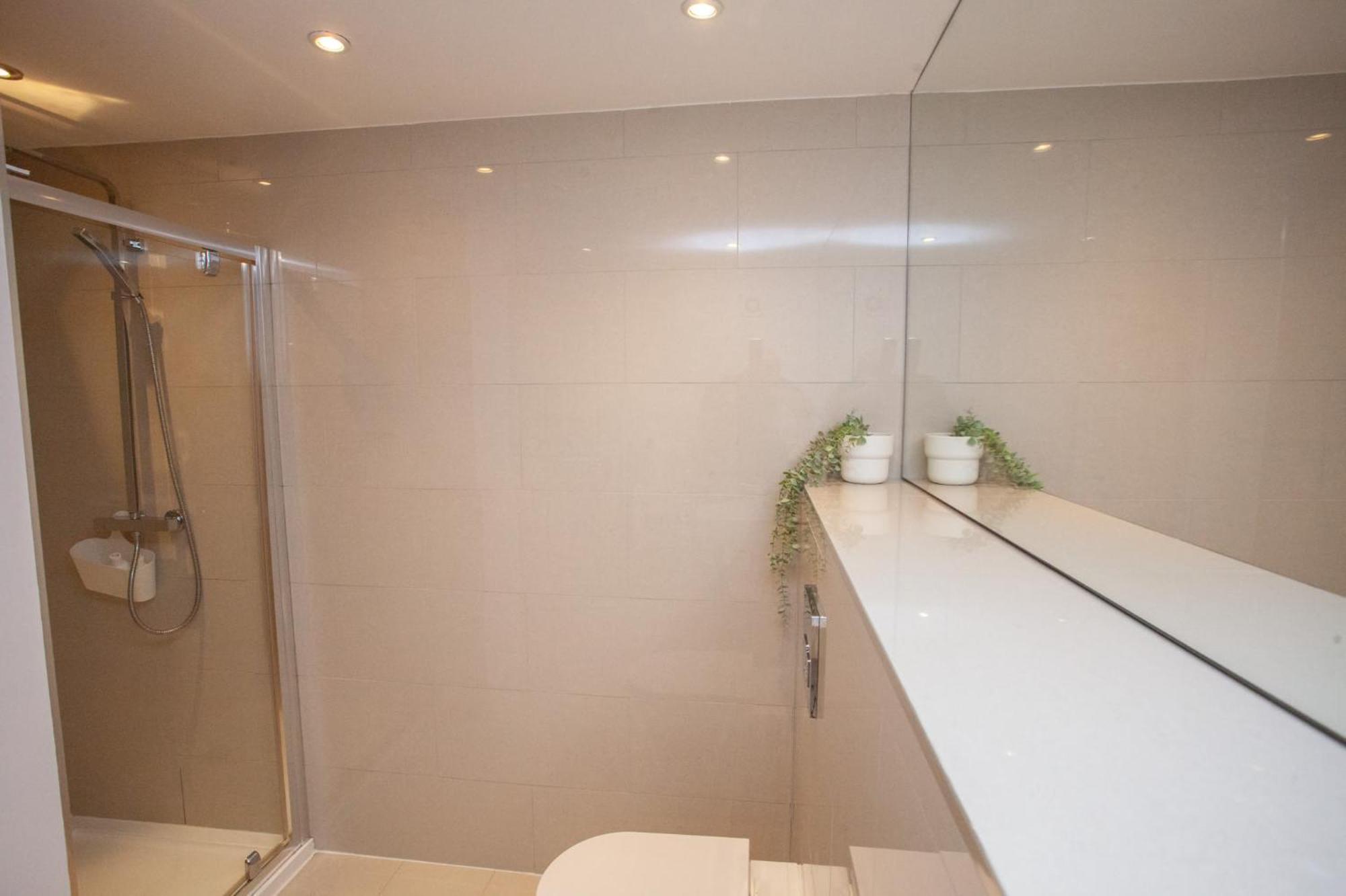 Charming Sandstone-basement In West End *