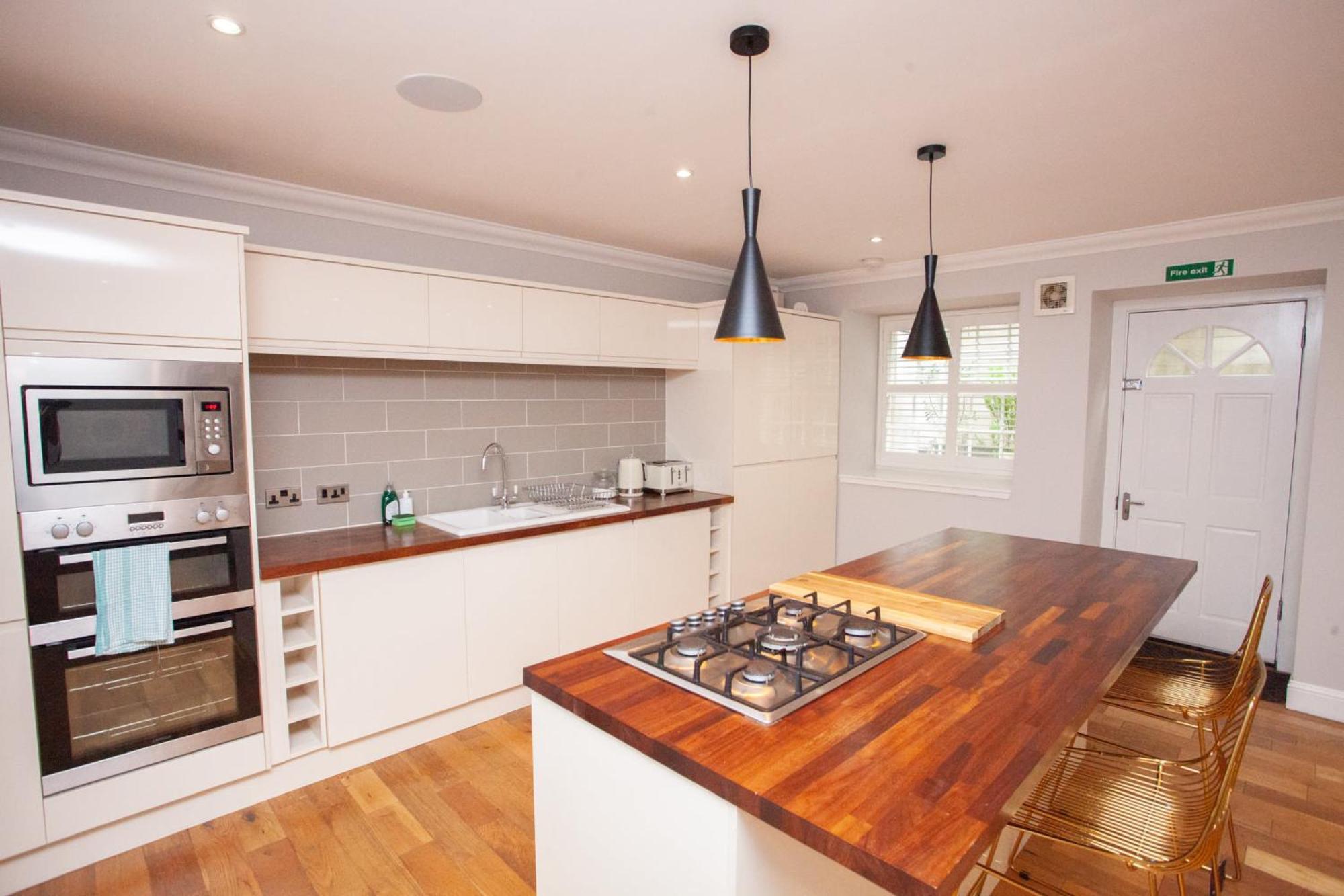 Charming Sandstone-basement In West End