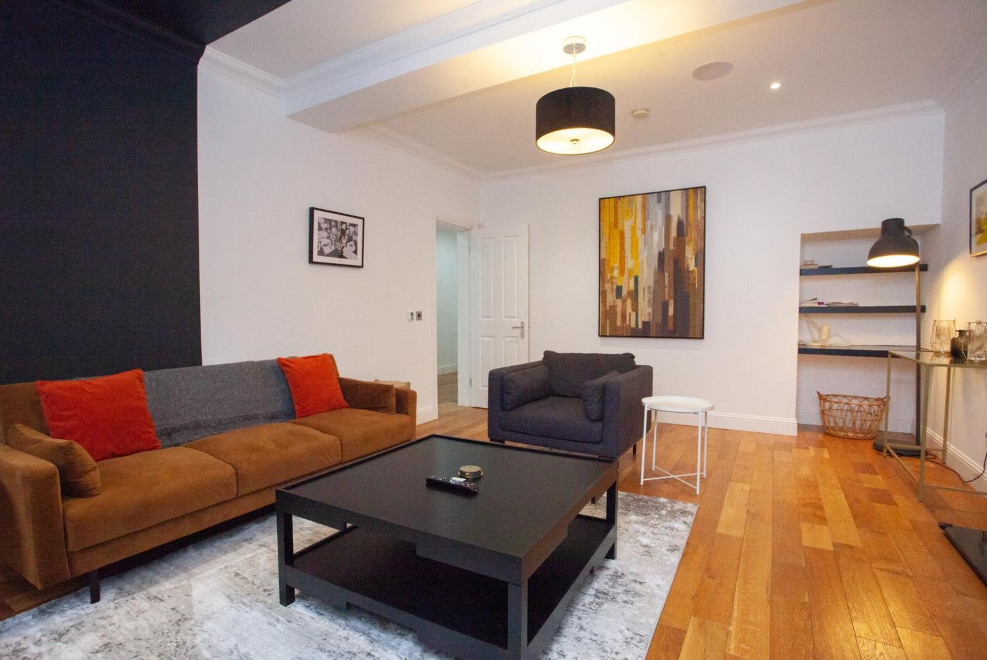 Charming Sandstone-basement In West End Holiday home