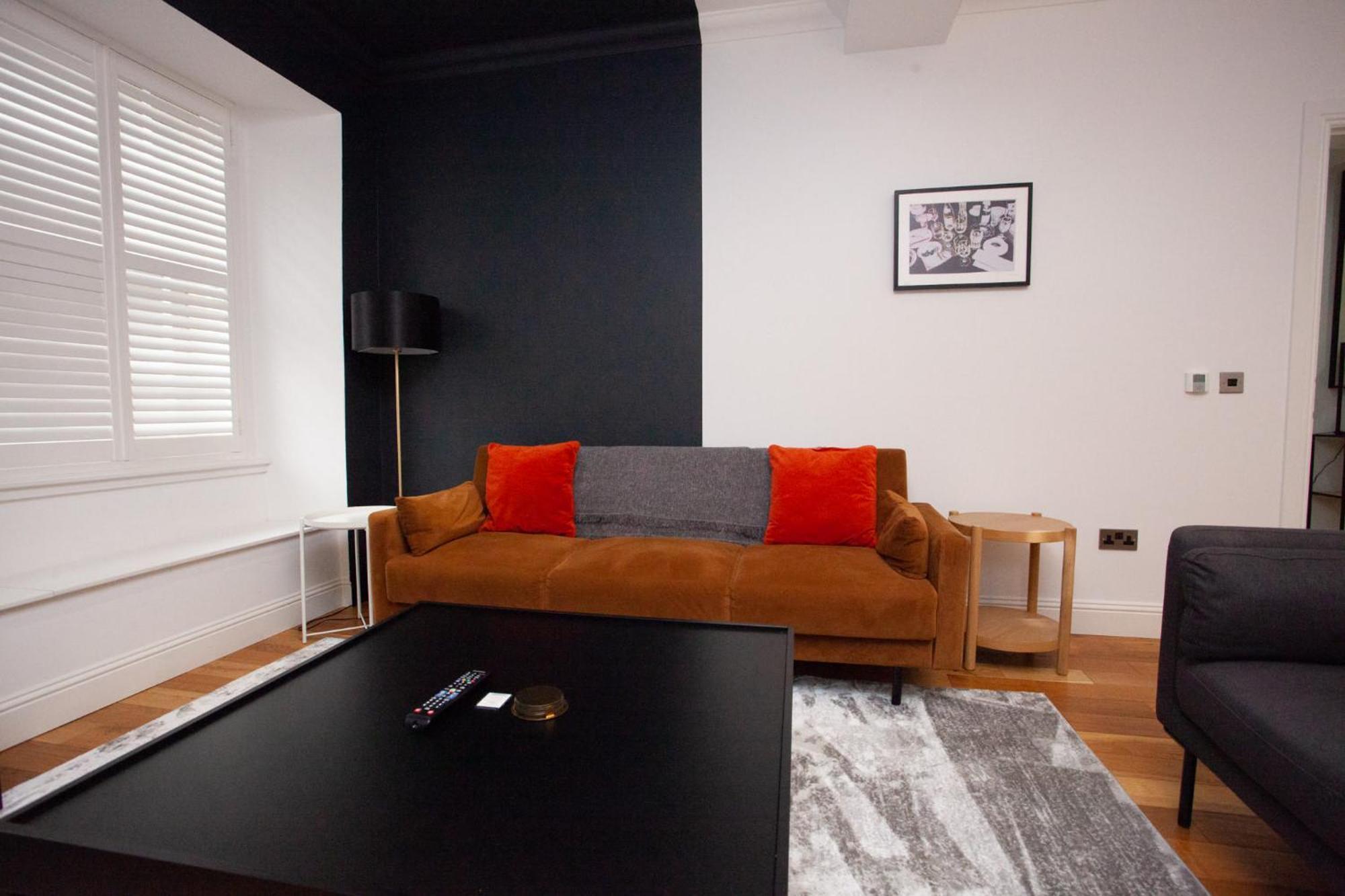 Charming Sandstone-basement In West End *