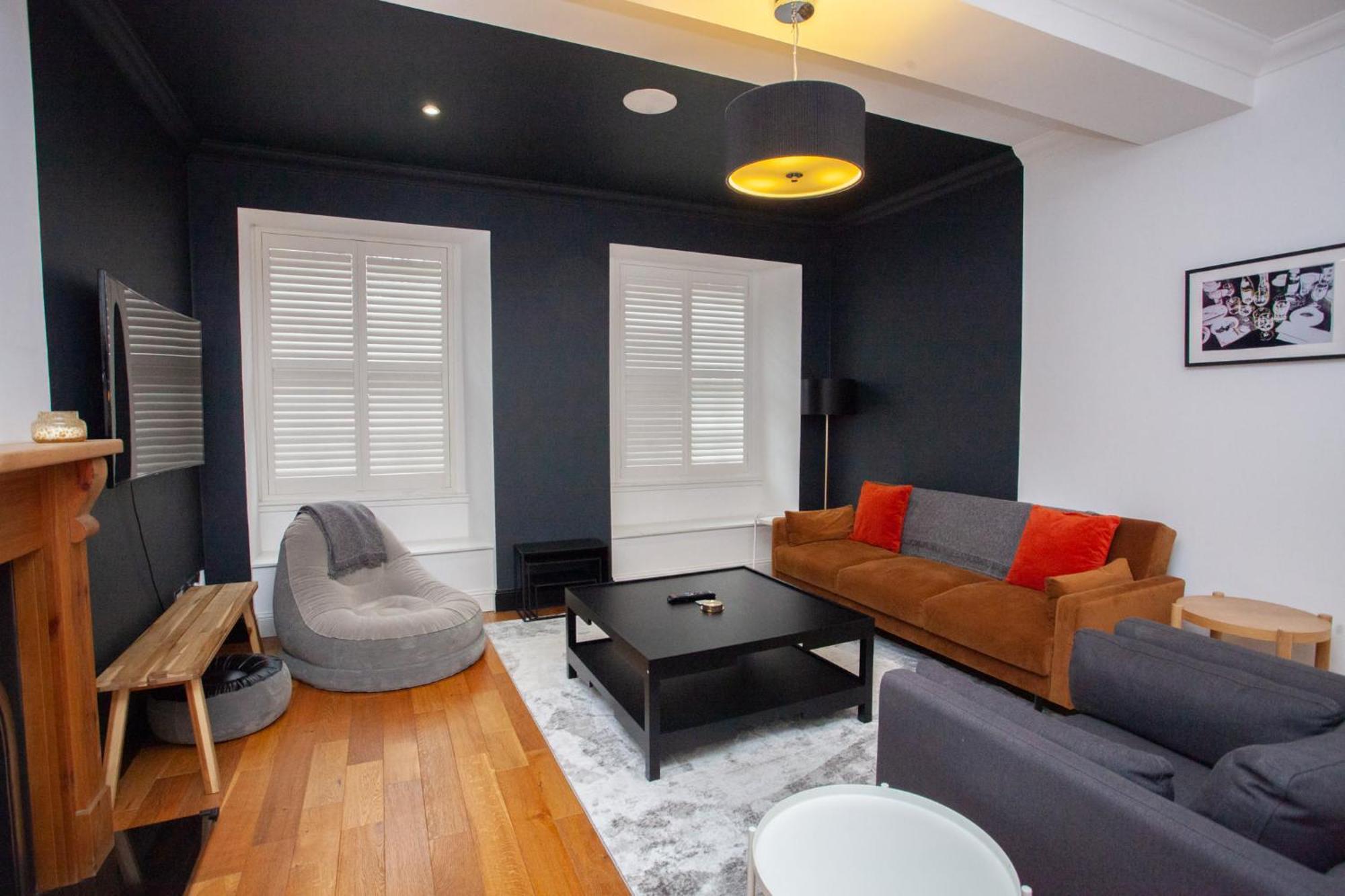 Charming Sandstone-basement In West End *