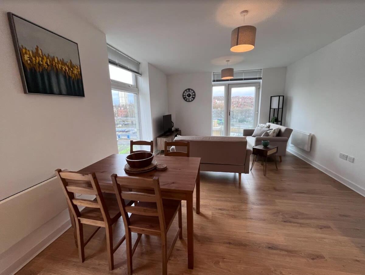 Apartment Stylish Newly Decorated 2 Bed Glasgow