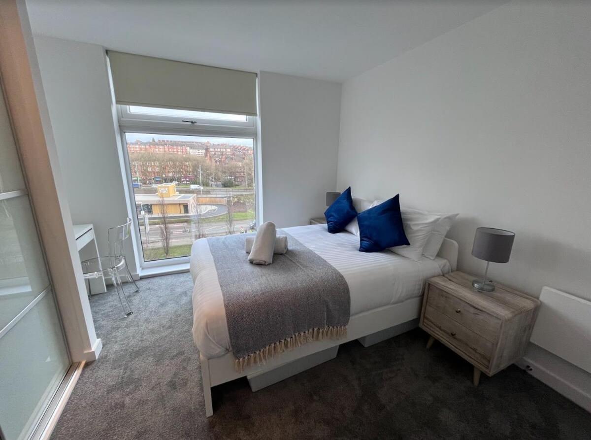 Stylish Newly Decorated 2 Bed Apartment *
