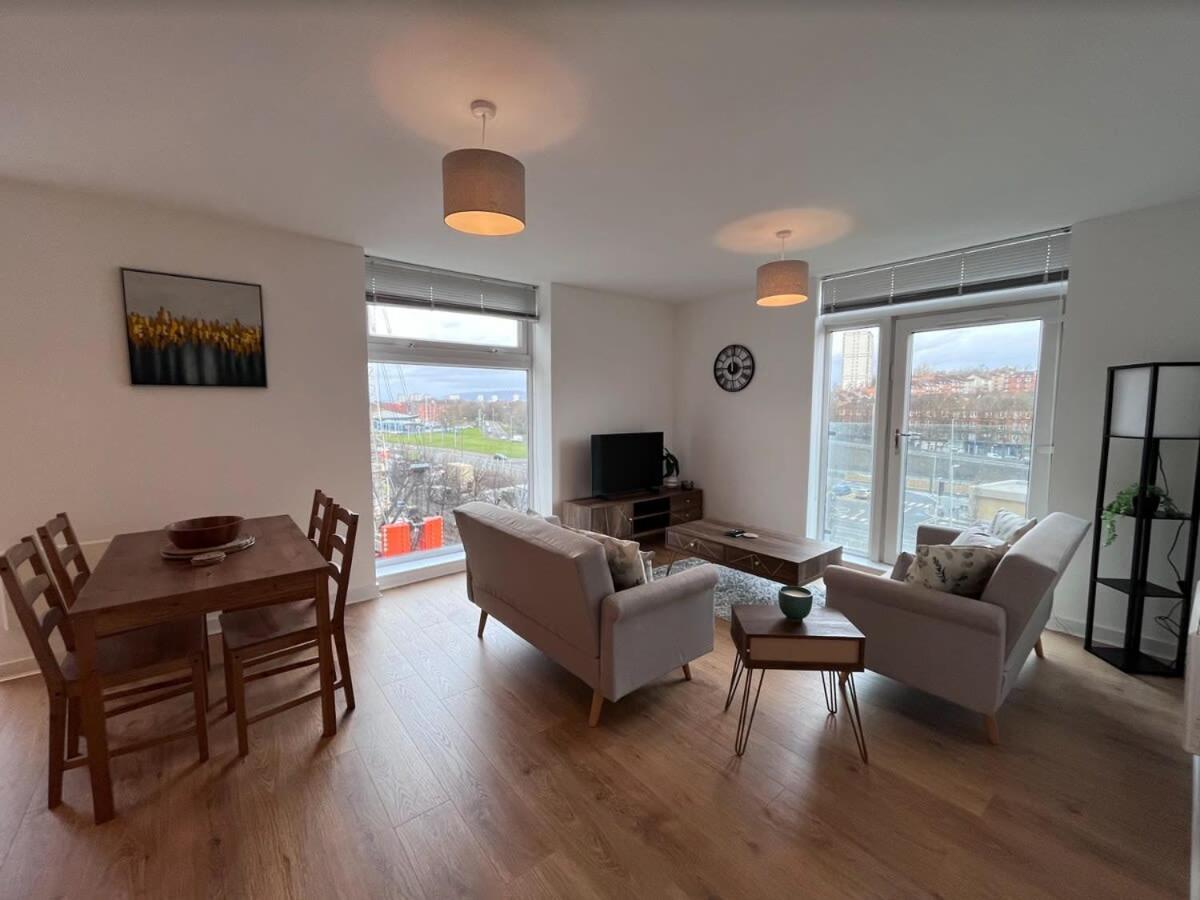 Stylish Newly Decorated 2 Bed * Glasgow