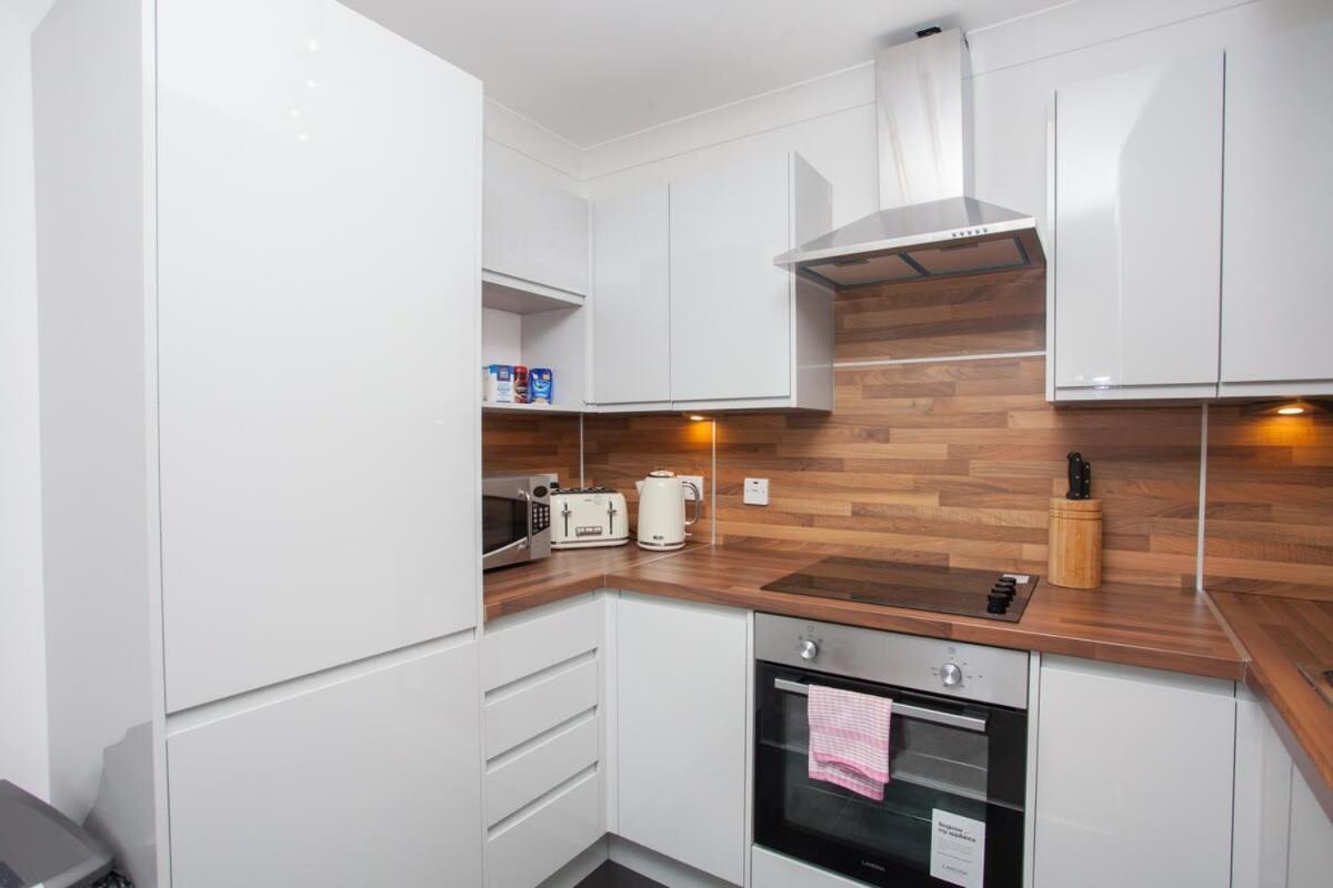 3 Bedroom Duplex With Free Parking Apartment Glasgow