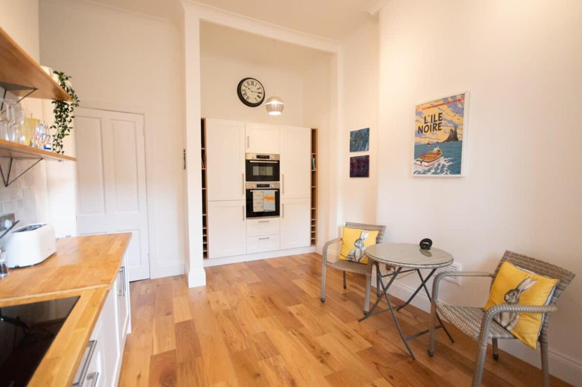 Stunning 3 Bed Flat In The Heart Of The West End * Glasgow