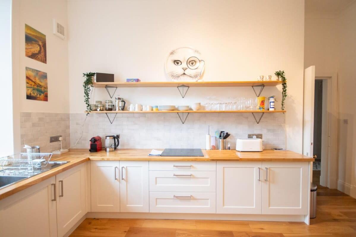 Stunning 3 Bed Flat In The Heart Of The West End