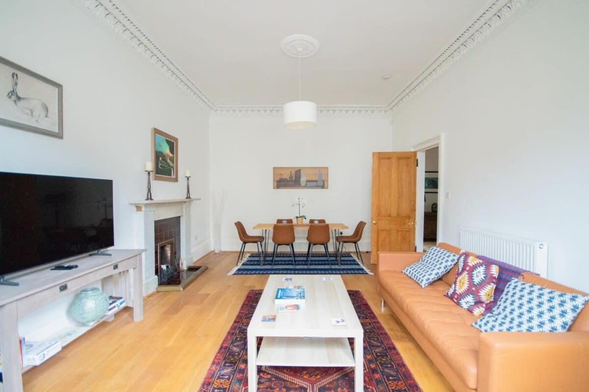 Stunning 3 Bed Flat In The Heart Of The West End Holiday home