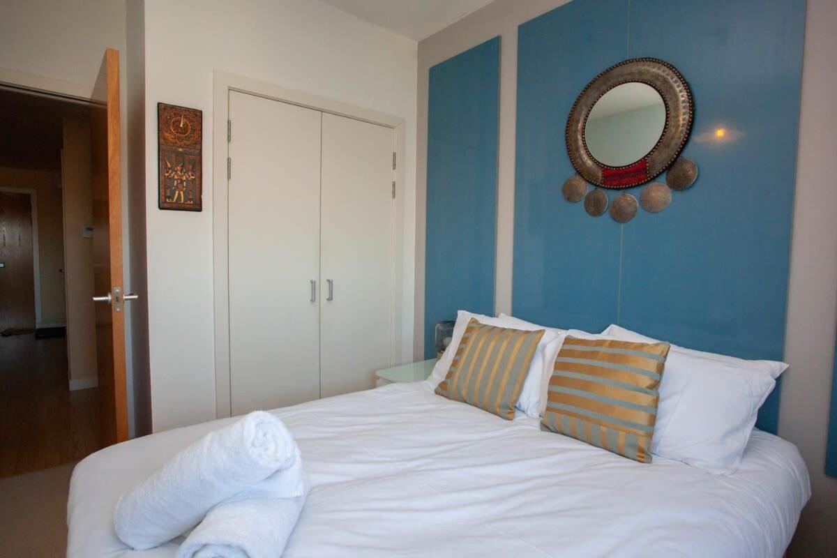 Riverside Flat With Stunning Views * Glasgow