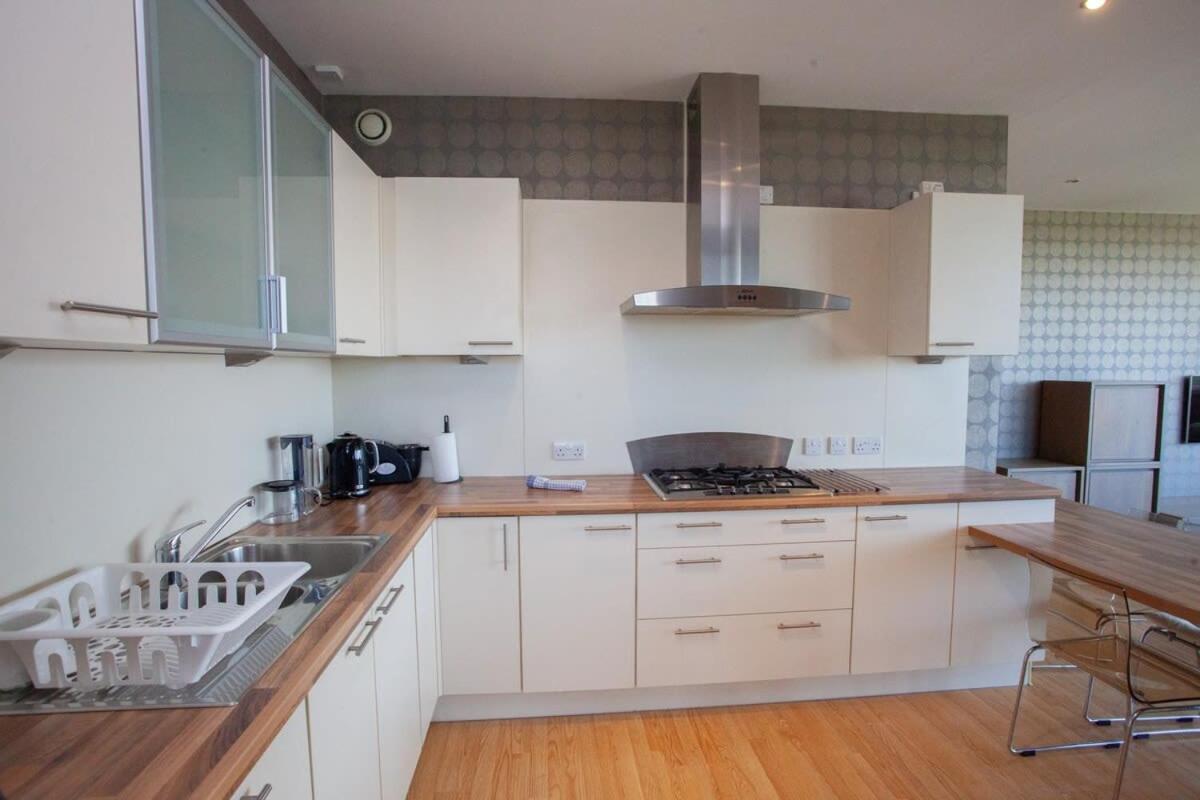 Riverside Flat With Stunning Views * Glasgow