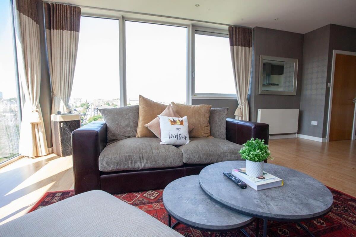 Riverside Flat With Stunning Views