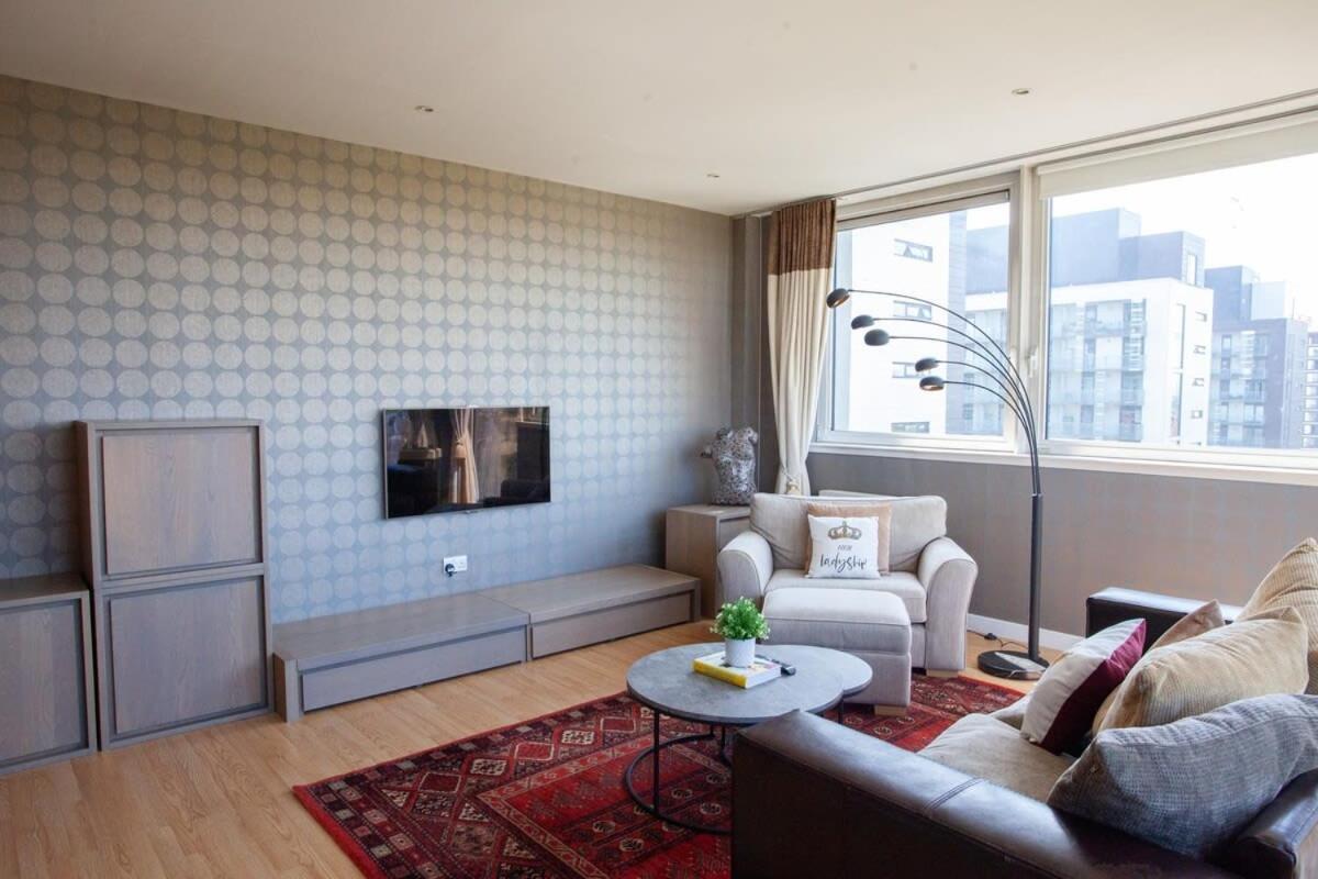 Riverside Flat With Stunning Views *