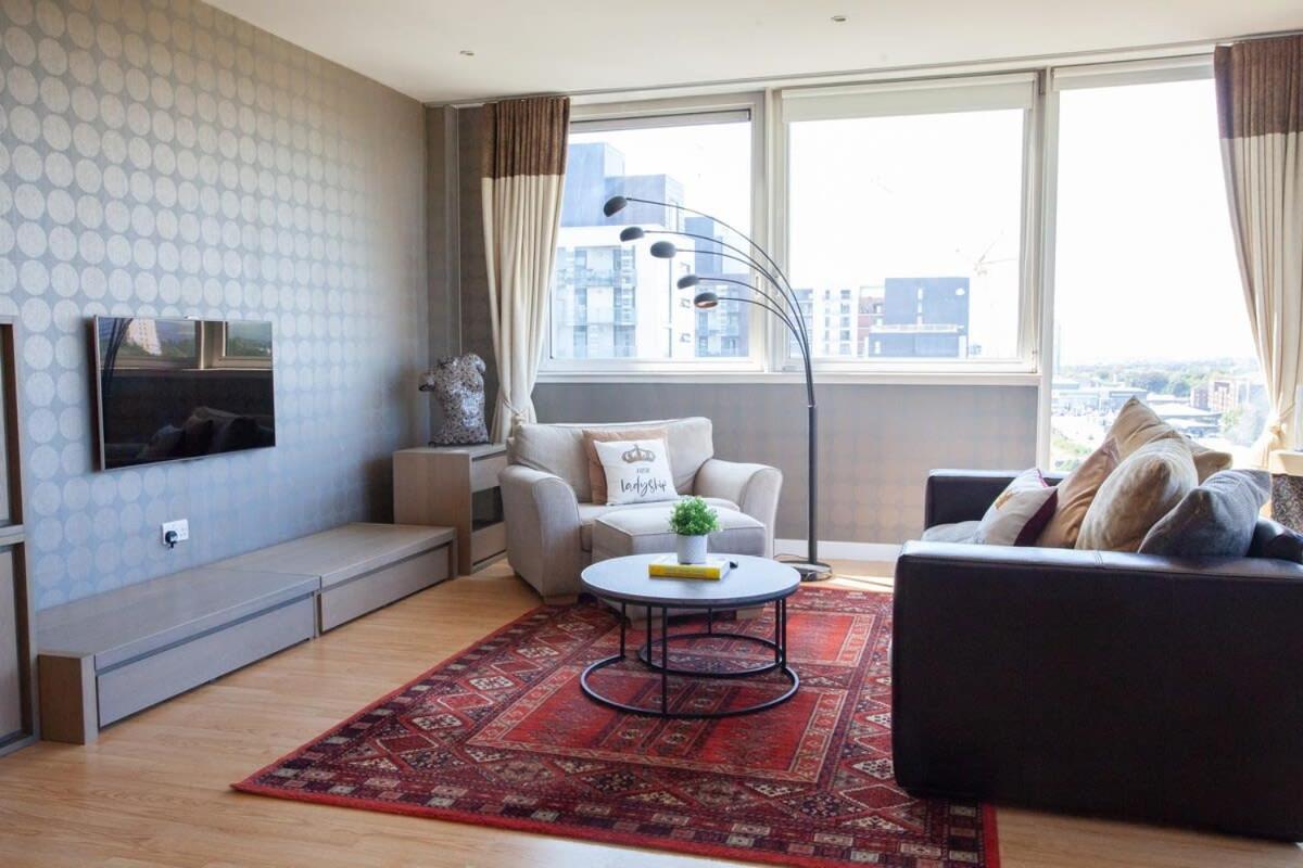 Riverside Flat With Stunning Views * Glasgow