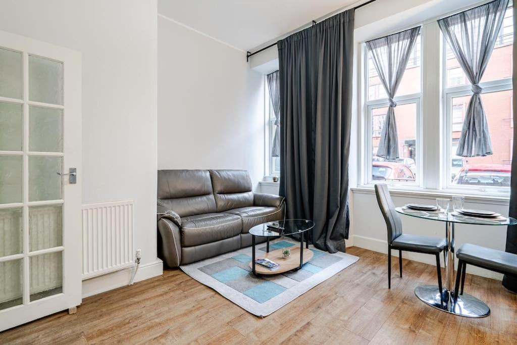 Stunning Ground Floor Flat In Southside. Apartment