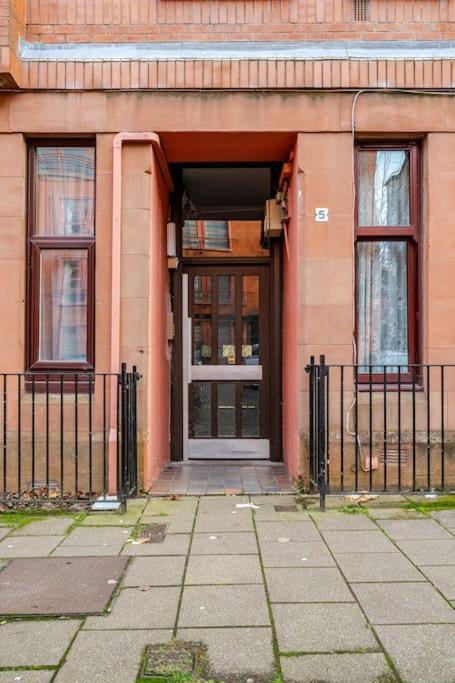 Stunning Ground Floor Flat In Southside. Apartment